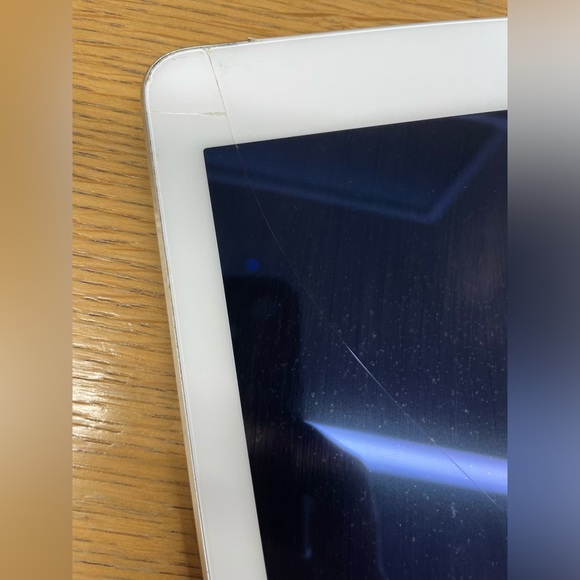Apple iPad Air 2nd Generation 16GB in Silver cracked screen - Picture 2 of 7